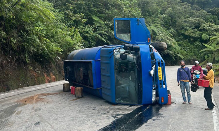 Truk Tangki CPO Terbalik di Sitinjau Lauik, Belasan Ton Minyak Tumpah ke Jalan 1 TRUK TERBALIK— Kondisi truk tangki CPO yang terbalik di Sitinjau Lauik.