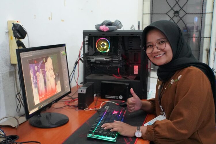 Tuntas Magang di Kominfo, Mahasiswa Berbagai Jurusan Buktikan Ilmu Jurnalistik Bisa Dipelajari Siapa Saja 1 AKHIRI—Satu dari dua mahasiswi Program Studi Manajemen dan Ilmu Komunikasi d universitas berbeda, akhiri masa magang di Dinas Kominfo Kota Padang Panjang.