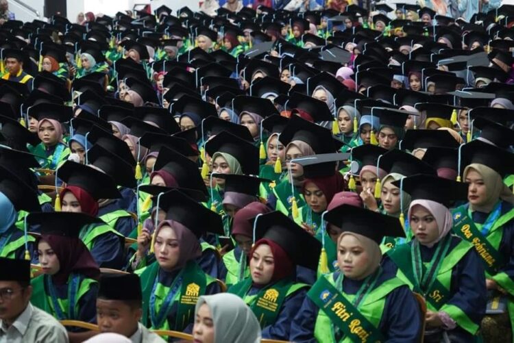 WISUDA—Seribuan mahasiswa UIN Mahmud Yunus Batusangkar melakukan prosesi wisuda Rabu (11/9).