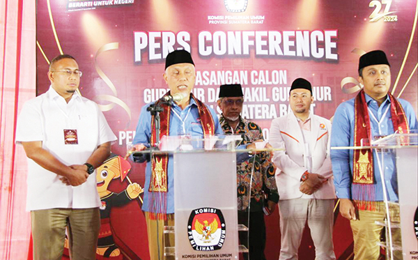 KETERANGAN PERS— Pasangan Calon Gubernur dan Wakil Gubernur Sumbar, Mahyeldi-Vasko Ruseimy memberikan keterangan pers usai mendaftar ke KPU Sumbar, Selasa (27/8).