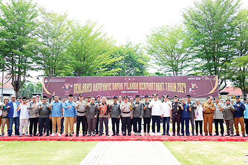 Digelar di Polda Sumbar, KPU Deklarasi Kampanye Pilkada Bermartabat 2024 1 DEKLARASI— Kapolda Sumbar Irjen Pol Suharyono bersama Forkopimda menggelar deklarasi kampanye Pilkada 2024 bermartabat, di halaman Kantor Mapolda Sumbar, Selasa (24/9).