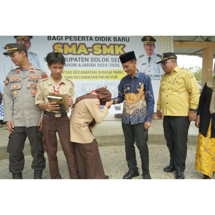 Untuk Siswa SMA/SMK Sungai Pagu dan Pauh Duo, 1.692 Pasang Seragam Diserahkan 1 SERAHKAN—Wakil Bupati Solok Selatan H. Yulian Efi saat serahkan seragam untuk peserta didik baru tahun ajaran 2024/2025 di sekolah yang
terdapat di Kecamatan Sungai Pagu dan Kecamatan Pauh Duo.