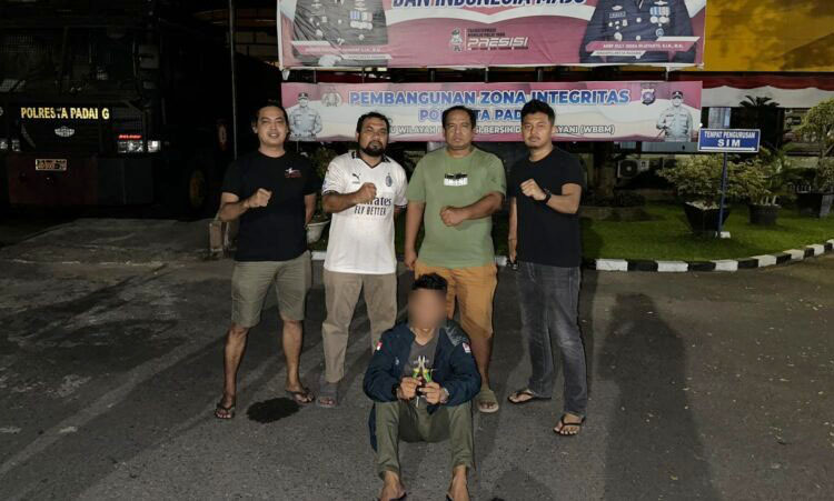 CURI PERANGKAT— Pelaku VE ditangkap Tim Klewang Polresta Padang lantaran nekat melakukan pencurian perangkat tower telekomunikasi.