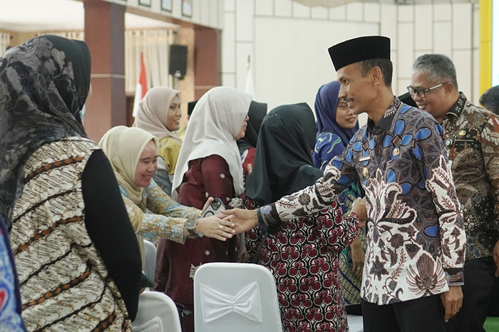 Wabup Sampaikan Enam Poin Strategi Penurunan Stunting di Solsel 1 USAI— Yulian uasi m pembukaan Diseminasi Audit Kasus Stunting Solok Selatan Periode II Tahun 2024 di Aula Sarantau Sasurambi
Kantor Bupati Solok Selatan, Kamis (20/9)