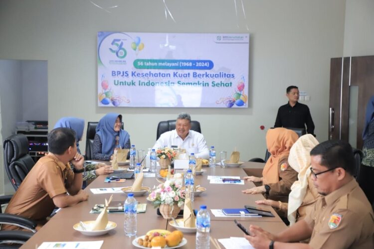 IKUT—Wali Kota Solok Zul Elfian saat   mengIkuti rapat dengan BPJS Kesehatan Cabang Solok