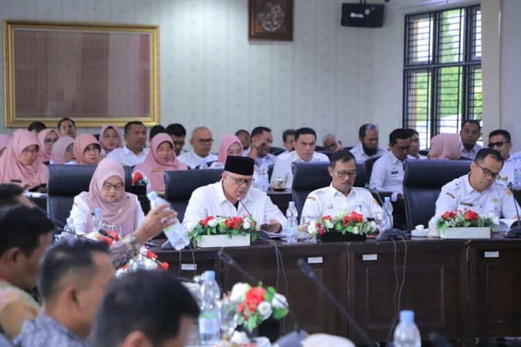 Wako Solok Zul Elfian Sampaikan Rancangan KUA PPAS Tahun 2025 1 SAMPAIKAN—Wali Kota Solok, Zul Elfian Umar saat menyampaikan Kebijakan Umum Anggaran (KUA) dan Prioritas Plafon Anggaran Sementara (PPAS) Tahun 2025 dan Perubahan KUA PPAS Tahun 2024, di Ruang Rapat Besar DPRD Kota Solok, baru baru ini.