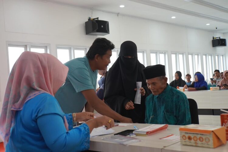 BANTUAN PERBAIKAN RUMAH— Tim Pemko Padang Panjang sedang melakukan pendataan warga yang akan menerima bantuan sosial untuk perbaikan rumah, di Hall Lantai III Balai Kota Padang Panjang, Jumat (20/9).