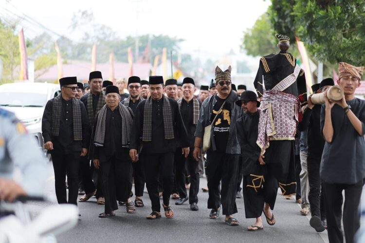 Rangkaian Acara Rang Solok Baralek Gadang, Wawako Ikuti Permainan Anak Nagari 1 IKUTI—Wakil Wali Kota Solok, Dr.H.Ramadhani Kirana Putra ikuti prosesi turun kasawah bersama sasaran silek tuo Sinpia dan Ikuti permainan anak nagari diantaranya Batuang Gilo.