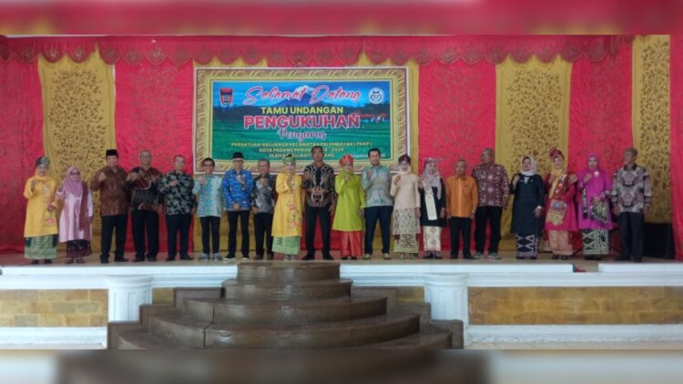 PENGUKUHAN PENGURUS— Kepala Dinas Perikanan dan Pangan, Alfiadi mengukuhkan Pengurus Persatuan Keluarga Kecamatan Palembayan (PKKP) Kota Padang Periode 2024-2029, di Palanta Rumah Dinas Wali Kota Padang, Selasa (17/9).