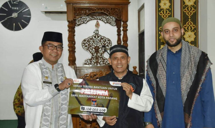SERAHKAN BANTUAN— Pj Sekda, Yosefriawan menyerahkan bantuan untuk Palestina dari masyarakat Kota Padang usai kegiatan wirid bulanan yang diisi oleh Ustad Syeikh Ibrahim Ali Hasan dari Palestina, Jumat (6/9) di Masjid Nurul Iman, Padang.