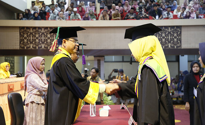 Digelar 4 Hari, UNP Wisuda 3.780 Lulusan, Rektor Krismadinata: Era Disrupsi Teknologi jadi Tantangan Baru 1 WISUDA— Rektor UNP, Dr. Ir. Krismadinata S.T., M.T., Ph.D mewisuda 3.780 lulusan pada wisuda ke-136 Periode September 2024, Sabtu (28/9) di Auditorium UNP.