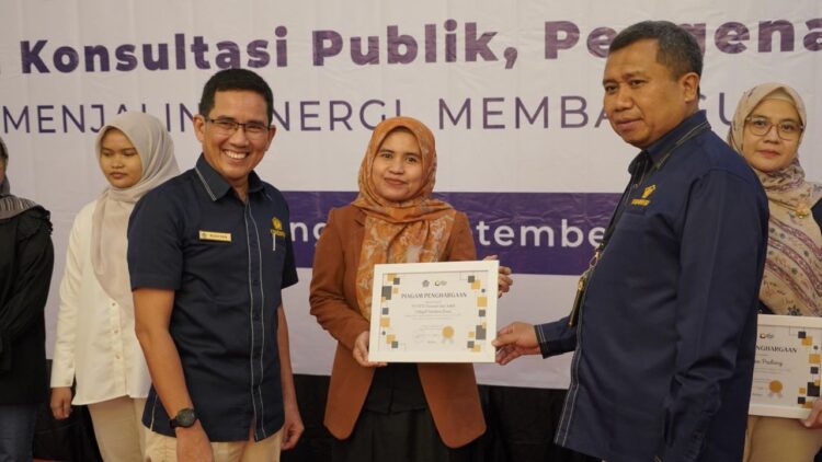 RAIH PENGHARGAAN--PT PLN Persero UID Sumbar raih Penghargaan “Wajib Pajak Kewilayahan Setoran Terbesar Tahun 2023” dari KPP Pratama Padang Dua pada acara Tax Gathering yang diadakan di Ballroom Pangeran Beach Hotel, Rabu (11/09).