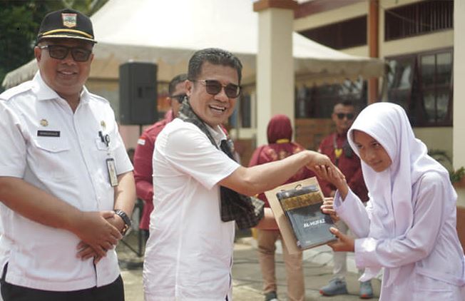 Pjs Bupati Adib Alfikri Serahkan Bantuan, 141 UMKM Mendapat Jatah 1 SERAHKAN BANTUAS— Pjs Bupati Solok Selatan Adib Alfikri saat menyerahkan bantuan untuk pelaku UMKM di Kecamatan Sungai Pagu, Rabu (25/9).