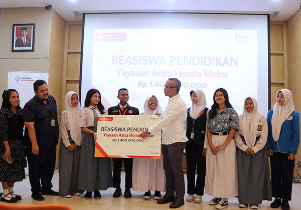 Duta Safety Riding Peroleh Beasiswa Pendidikan dari Yayasan AHM 1 BEASISWA— Ketua Yayasan Astra Honda Motor (Yayasan AHM) Ahmad Muhibbuddin menyerahkan beasiswa secara langsung kepada para Duta Safety Riding dan pelajar lainnya di Pabrik AHM Cikarang (17/9).