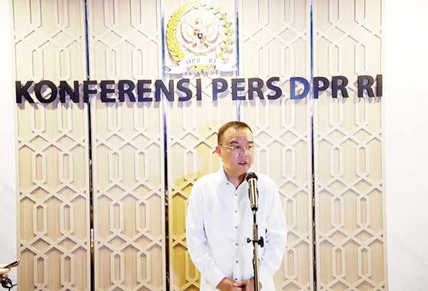 Revisi UU Kementerian Negara Melenggang ke Baleg, Jumlah Menteri Bertambah dari 34 Jadi 40 1 KETERANGAN PERS— Wakil Ketua DPR Sufmi Dasco Ahmad menyampaikan keterangan kepada wartawan terkait revisi Undang-undang (UU) Pilkada di kompleks Parlemen, Jakarta, Kamis (22/8).