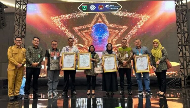 Pemko Sawahlunto Terima Paritrana Award 2024, Kota dengan Cakupan Perlindungan Sosial Ketenagakerjaan Terbaik 1 TERIMA PARITRANA—Jajaran Pemko dan perusahaan di Kota Sawahlunto yang menerima
Paritrana Award 2024 dari BPJS Ketenagakerjaan.