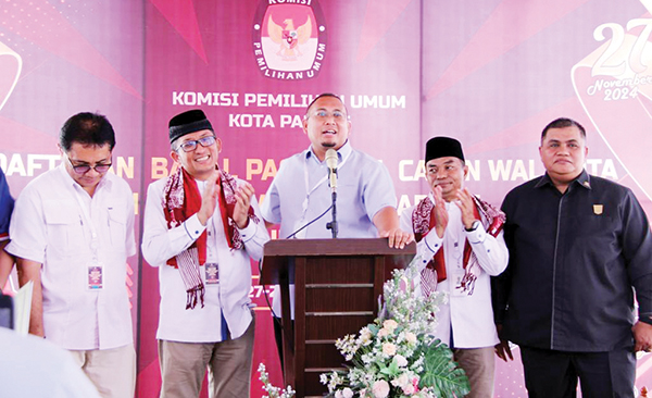 DUKUNGAN— Ketua DPD Gerindra Sumbar yang juga Anggota DPR RI Andre Rosiade, memberikan dukungan saat ikut mengantarkan pasangan calon Wali Kota Padang dan Wakil Wali Kota Padang, Hendri Septa-Hidayat resmi mendaftar ke KPU Padang, beberapa waktu lalu.