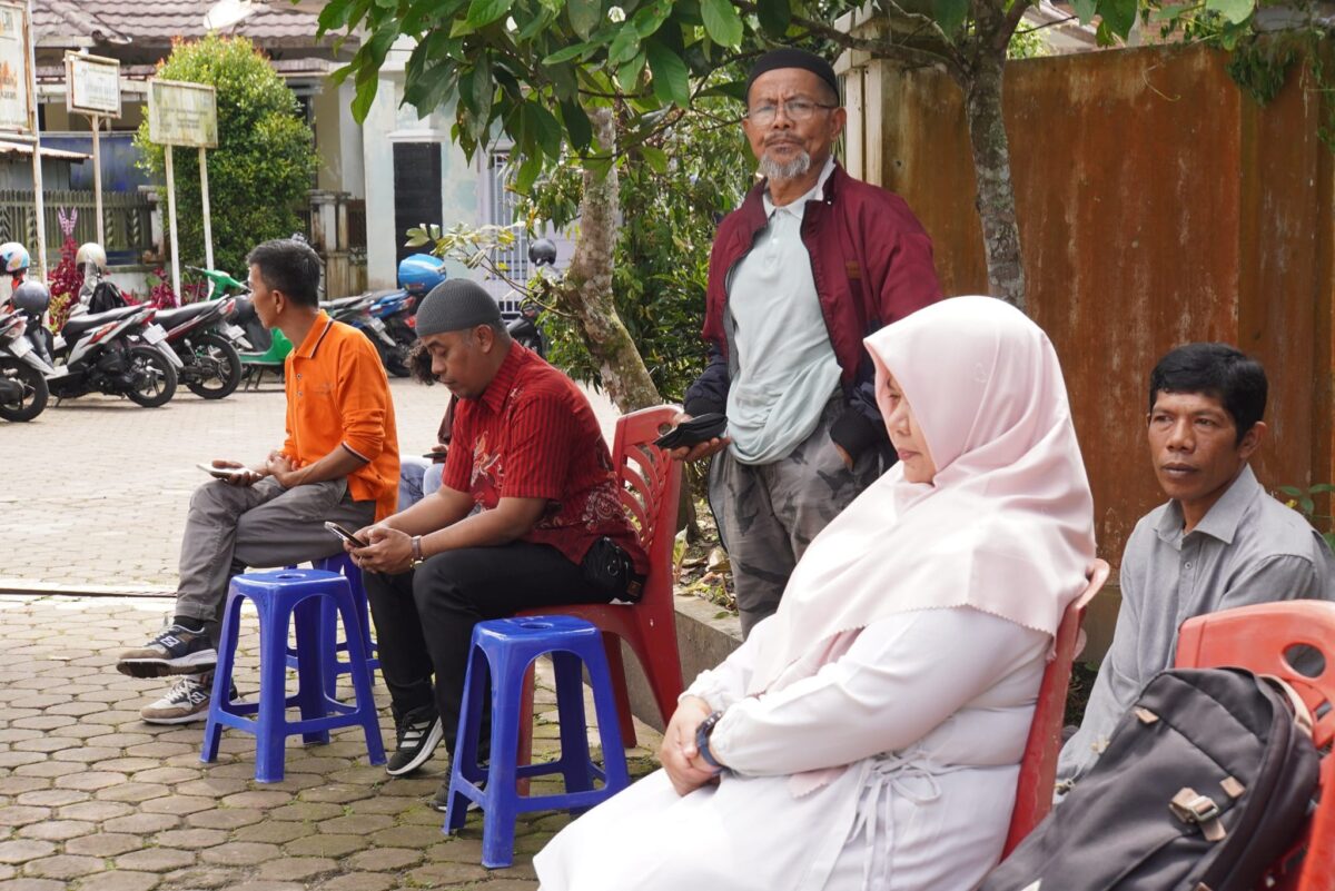 antrian warga yang mendapoat pelayanna ktp digital di kelurahan silaing bawah