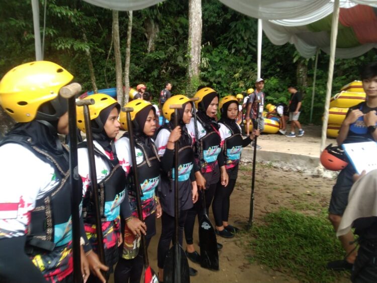 ARUNG JERAM— Atlet Arung Jeram Sumbar yang tampil di nomor Head to Head R6 Putri, saat tampil Minggu (15/9) di Venue Sungai Alas Kabupaten Aceh Tenggara.