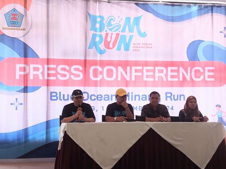 Rayakan HUT ke-43, Ikasmantri Padang Gelar Blue Ocean Minang Run 2024 1 Ketua Umum Ikasmantri Padang, Rahyusalim, Ketua Panitia Pelaksana Rennal Arifin, SH, MH, Kepala SMAN 3 Padang, Zahronin dan Syafira Ennisa dari EO Beyond Run berikan keterangan pers, Minggu, (1/9)