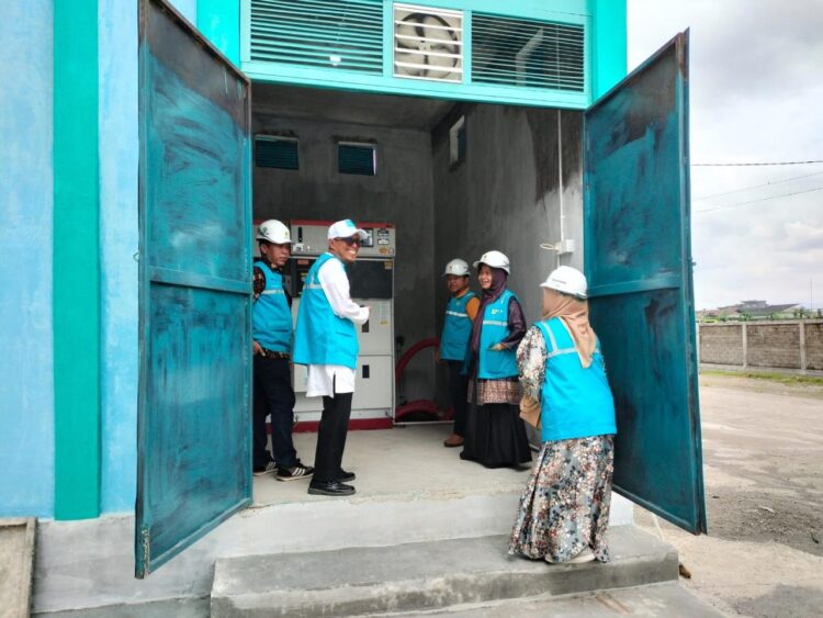 penyambungan--PT PLN (Persero) Unit Pelaksana Pelayanan Pelanggan (UP3) Padang melakukan penyambungan listrik tegangan menengah pada PT Supratama dengan daya 555.000 VA.