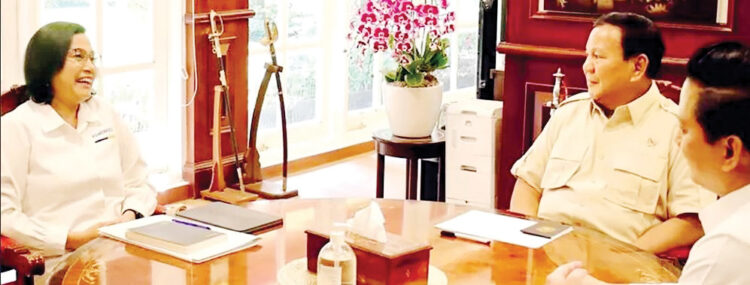 Menjelang Pelantikan Presiden Terpilih, Menkeu Sri Mulyani Laporkan APBN ke kepada Prabowo 1 BERTEMU— Sri Mulyani dan Wamenkeu Thomas Djiwandono menemui Prabowo Subianto di kediamannya di Jakarta, Senin (9/9).