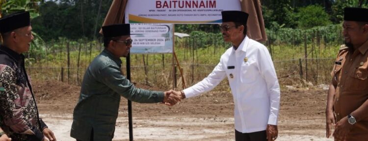 PELETAKAN BATU PERTAMA— Safaruddin Dt.Bandaro Rajo menghadiri acara peletakan batu pertama pembangunan SD Islam Baitunnaim.