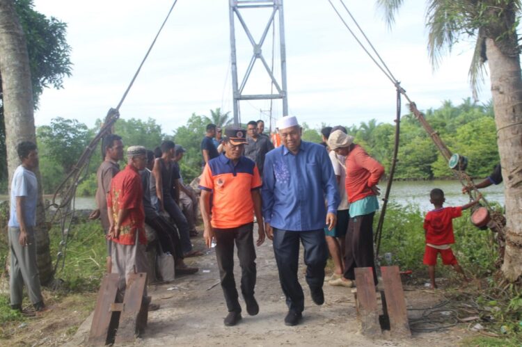TINJAU JEMBATAN RAMBIN—Bupati Pasaman Barat Hamsuardi didampingi Ketua DPRD Pasbar, tinjau jembatan Rambin Sikabau, di Nagari Ranah Koto Tinggi, Kecamatan Koto Balingka.