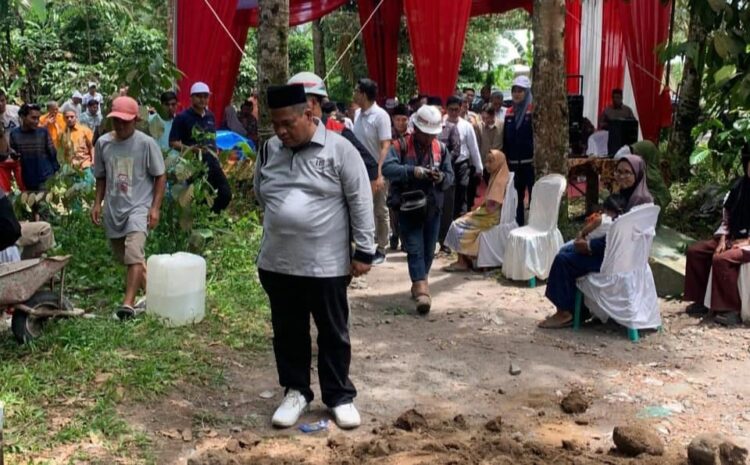 LETAKAN— Bupati Suhatri Bur letakan batu pertama pembangunan jembatan