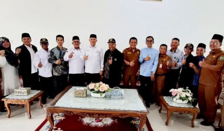 SINERGITAS—Bupati Pasaman Sabar AS,usai pertemuan dengan Pengurus Forum Kerukunan Umat Beragama (FKUB) Kabupaten Pasaman, di rumah dinas bupati, Selasa (10/9).