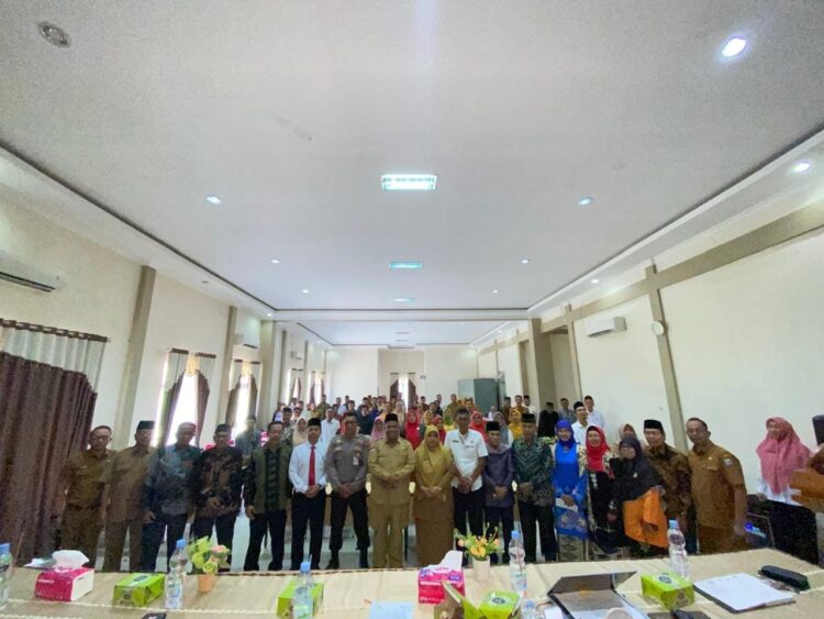 Bupati Suhatri Bur Ingatkan, Peranan Keluarga dalam Atasi Penyimpangan Sosial Penting 1 HADIRI—Bupati Padangpariaman Suhatri Bur, saat menghadiri Focus Group Discussion (FGD) Peran Keluarga terhadap masalah sosial.