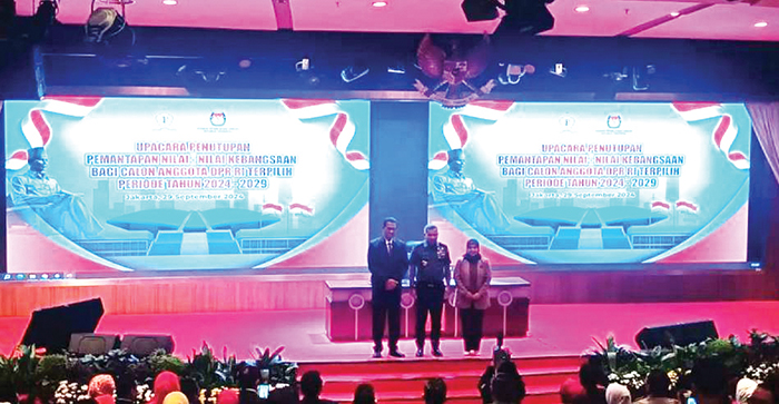 KPU: Calon Anggota DPR Terpilih Penting Dibekali Nilai Kebangsaan 1 PEMBEKALAN— Anggota KPU RI Betty Epsilon Idroos (kanan), bersama Plt. Gubernur Lemhannas Letjen TNI Eko Margiyono (tengah), dan Deputi Bidang Teknis KPU Eberta Kawima dalam kegiatan Penutupan Pemantapan Nilai-Nilai Kebangsaan bagi Calon Anggota DPR RI Terpilih Periode 2024-2029 di Gedung Lemhannas RI, Jakarta, Minggu (29/9).