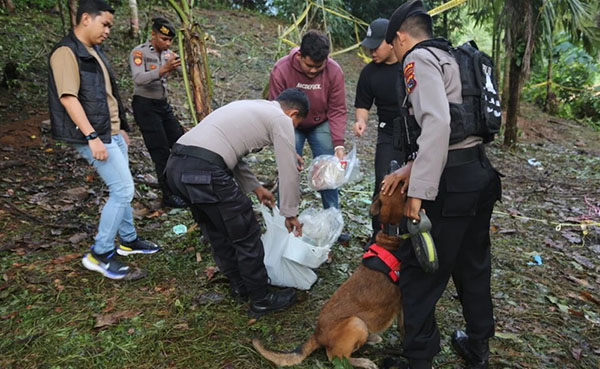 Misteri Pembunuh Gadis Cantik Penjual Gorengan mulai Terkuak, Tim Polda dan Polres Buru Pelaku, Anjing Pelacak dan Drone Dikerahkan 1 BURU PELAKU— Tim gabungan Polda Sumbar dan Polres Padangpariaman melakukan perbururuan terhadap pelaku
pembunuhan gadis cantik penjual gorengan keliling.