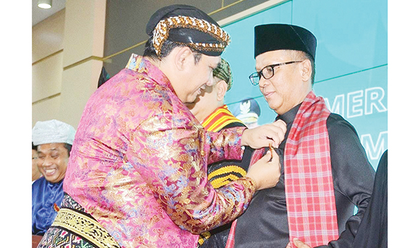 GELAR KEHORMATAN— Dirut PT Semen Padang Indrieffouny Indra menerima Gelar Kehormatan Kanjeng Raden Tumenggung Notopratomo dari Praja Mangku Alam Jogjakarta, Kanjeng Gusti Pangeran Adipati Aria (KGPAA) Mangku Alam II, saat pelantikan dan pengukuhan pengurus DPW-MATRA Sumbar, di Istana Gubernur Sumbar, Jumat (6/9) lalu.