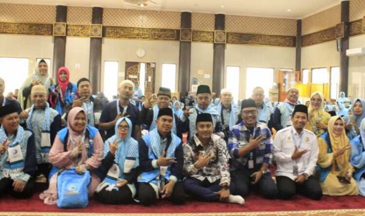 Calon Wagub Sumbar Vasko Rusaimy, Melepas 150 Jamaah Umrah di Asrama Haji Embarkasi Padang 1 download 5