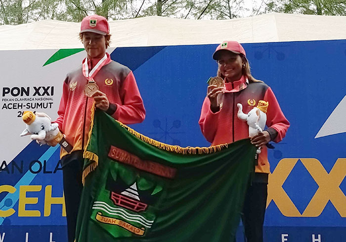 PESELANCAR— Dua atlet Selancar Sumbar yaitu Dylan Wilcoxen yang berlaga di nomor Men Shortboard dan Aura Zeflin pada nomor Women Longboard meraih medali perunggu pada Pekan Olahraga Nasional (PON) XXI Aceh-Sumut.