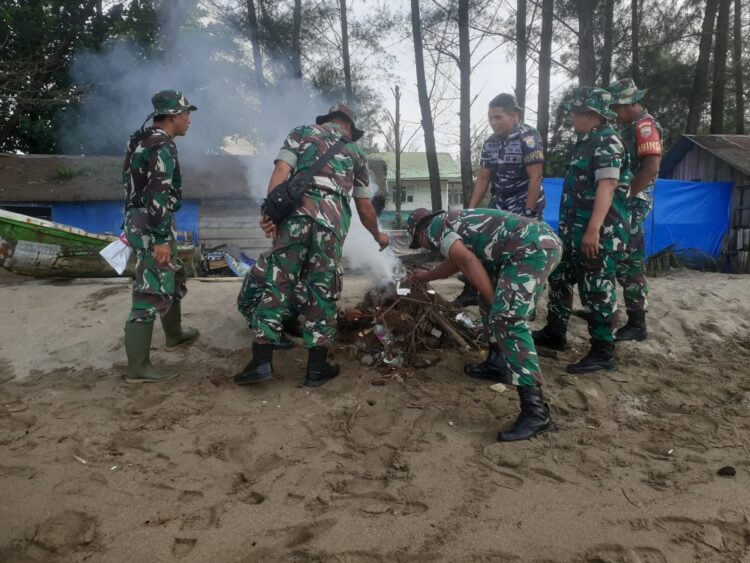 Ikut Jaga Lingkungan, Kodim 0311/ Pessel Gelar Karya Bakti di Pantai Sago 1 e24170b5 ea78 4875 8519 aae505a30d68
