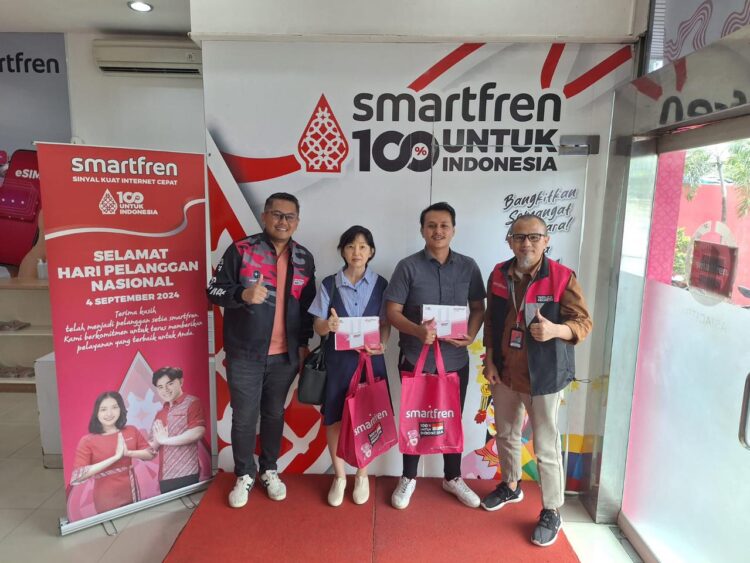 BERIKAN HADIAH-Smartfren Noth Sumatera memberikan hadiah kepada sejumlah pelanggan setia pada momen Hari Pelanggan Nasional 2024 dan HUT Smartfren ke-17.