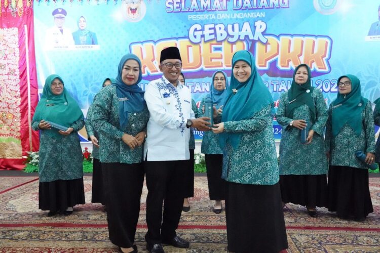 BERSAMA— Bupati Tanahdatar Eka Putra bersama Ketua Tim Penggerak PKK Provinsi Sumatera Barat Ny. Harneli Mahyeldi, saat kegiatan Gebyar Kader PKK Kabupaten Tanah Datar, di gedung Nasional Maharajo Dirajo Batusangkar.