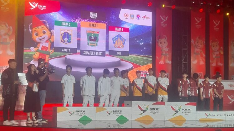Cabor E-Sport Nomor PUBG Mobile, Sumbang Emas Kedua Sumbar di PON 2024 1 PENGALUNGAN MEDALI— Prosesi pengalungan medali cabor E-Sport nomor PUBG Mobile, dimana atlet Sumbar berhasil meraih medali Sumbar.