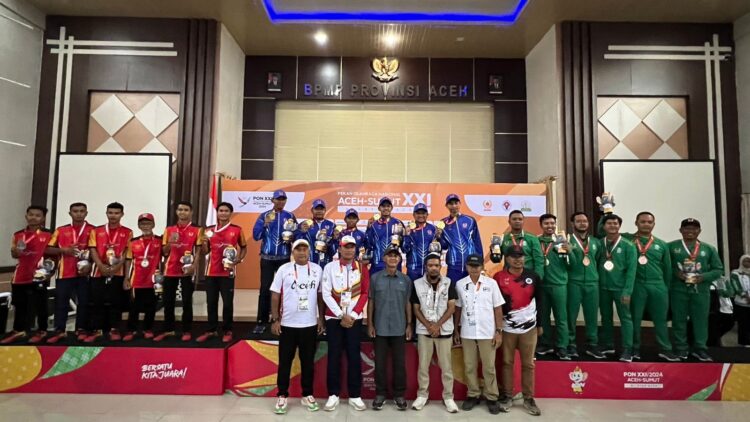 PENYERAHAN MEDALI— Penyerahan medali Disiplin Paralayang nomor KTM beregu putra Sumbar yang meraih medali perak, Kamis (19/9).