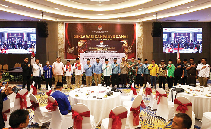 KPU Padang Deklarasi Kampanye Damai, Paslon dan Timses Diminta Patuh Aturan Selama Kampanye 1 DEKLARASI KAMPANYE DAMAI— KPU Kota Padang menggelar Deklarasi Kampanye Damai yang dihadiri Komisioner KPU, seluruh paslon wali kota dan wakil wali kota, partai pendukung, seluruh Kapolsek di Kota Padang dan stakeholder terkait lainnya, Selasa (24/9).