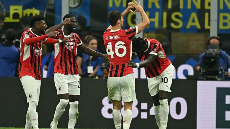 Derby Della Madonnina, AC Milan Atasi Inter Milan 2-1 1 GOL KEMENANGAN— Bek Matteo Gabbia mengemas gol untuk mengamankan kemenangan 2-1 AC Milan atas tuan rumah Inter Milan, pada pertandingan Liga Italia di Stadion San Siro, Milan, Minggu atau Senin (23/9) dini hari WIB.