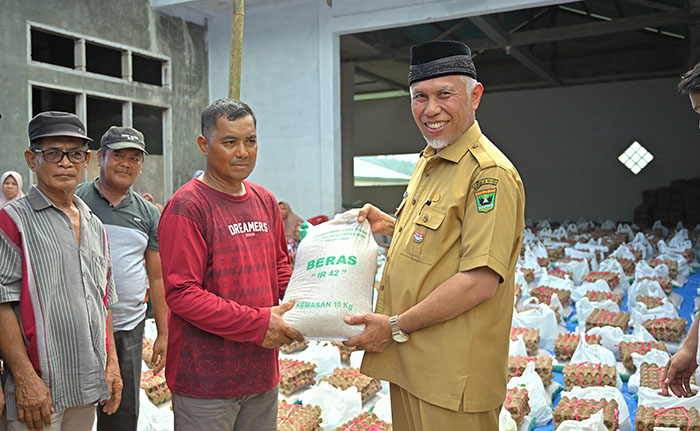 Produksi Padi di Sumbar Terus Meningkat, Gubernur Mahyeldi Berhasil Atasi Kerawanan Pangan saat Bencana 1 SALURKAN BANTUAN— Gubernur Sumbar, Mahyeldi Ansharullah menyalurkan ribuan paket bantuan berupa bahan pangan untuk korban banjir bandang dan longsor di Kabupaten Pessel.