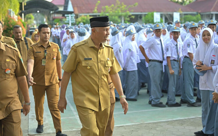 Bangun 10 Unit Sekolah Baru, Salurkan Beasiswa, Gubernur Mahyeldi Sukses Tingkatkan Pembangunan SDM di Sumbar 1 KUNJUNGI SMA— Gubernur Sumbar Mahyeldi Asharullah mengunjungi salah satu SMA di Bukittinggi
untuk memotivasi siswa-siswa di sekolah tersebut.