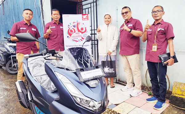 SAPA PELANGGAN— Manajemen PT.HPM yang diwakili oleh Doni Hendra selaku Unit Sales & Distribution Manager, Asri Wirawan, Marketing Communication & Development Manager, dan Ruska Setia Budi selaku Kepala Cabang Wing Dealer Hayati Pemuda hadir menyapa pelanggan secara langsung