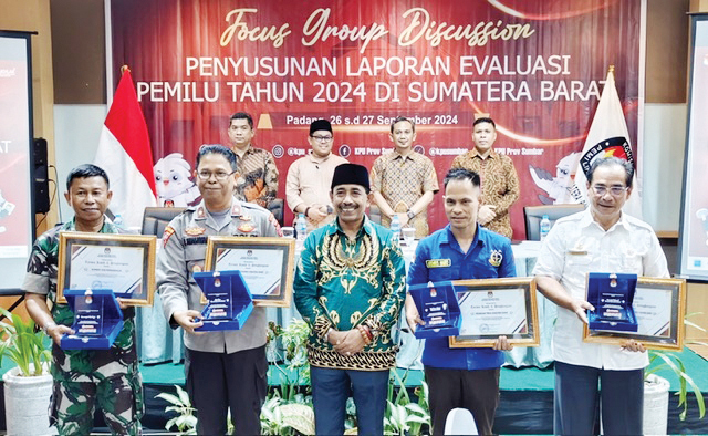 KPU Sumbar Gelar FGD untuk Evaluasi Pemilu 2024 1 TERIMA PENGHARGAAN— Sejumlah mitra penting KPU Sumbar dalam suksesnya penyelenggaraan Pemilu 2024 menerima penghargaan langsung oleh Ketua KPU Sumbar Surya Efitrimen, Kamis (26/9).