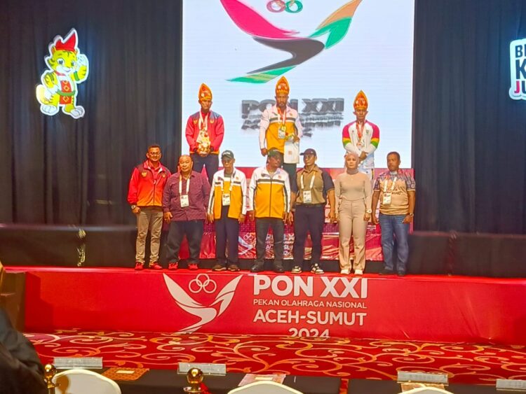PODIUM— Indra Mulyadi meraih podium kedua dan berhak atas medali perak cabor Binaraga PON XXI Aceh-Sumut.
