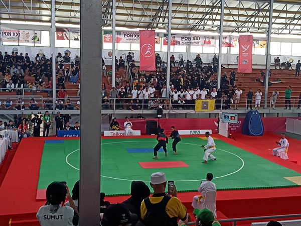 PENCAK SILAT— Atlet Pencak Silat Sumbar, M.Iqbal saat berhadapan denagn pesilat DKI Jakarta di babak Perempat final PON 2024, Senin (9/9) di GOR Veteran Disporasu Medan.