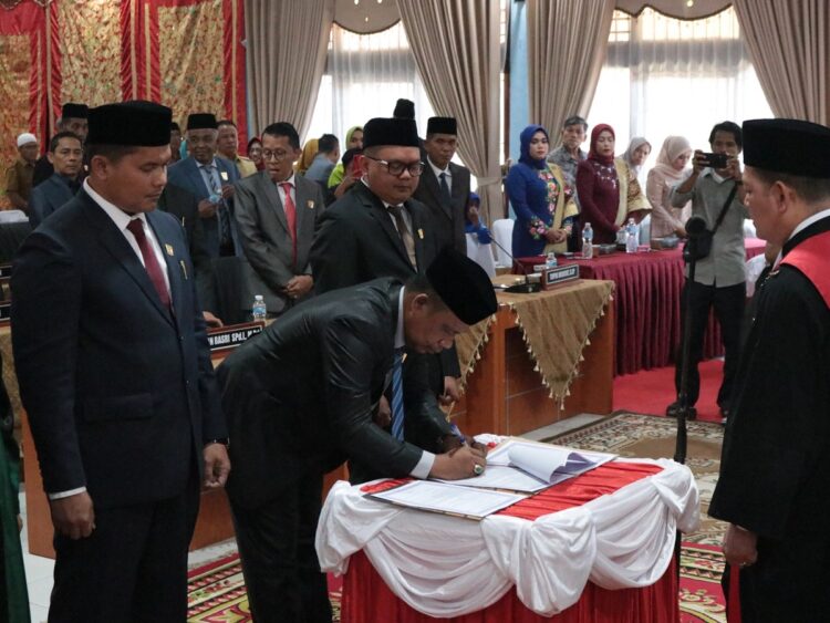 Semangat Baru Membangun Padangpariaman 1 LANTIK—Sidang paripurna pengucapan sumpah/janji pelantikan pimpinan DPRD Padangpariaman masa jabatan 2024-2029.